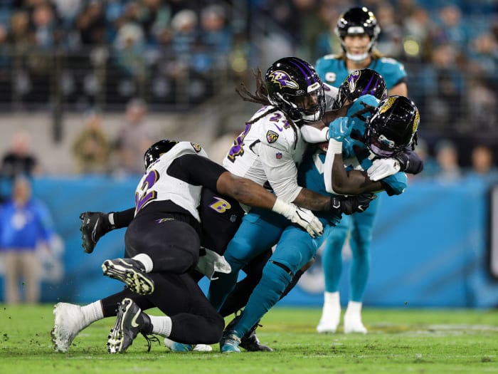 Clowney assisting on a tackle of Jacksonville Jaguars RB D'Ernest Johnson in Week 16 (17th Dec., 2023)